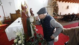 Venta de panes bendecidos de San Blas en Foz