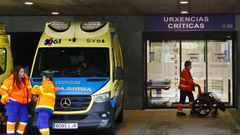 Entrada de urgencias del Hospital Álvaro Cunqueiro, en Vigo, donde permanece ingresado el varón