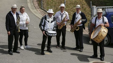 La charanga Los Imparables acompa la procesin de Rubi.