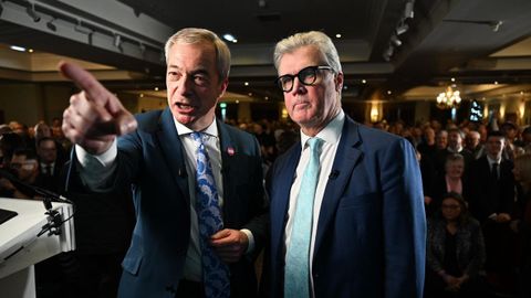 Nigel Farage (i) y Malcolm Offord (d) en una imagen de archivo.