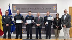 Los tres policas locales recibieron un diploma y una insignia conmemorativa