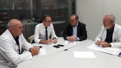 El consejero de Salud, Pablo Fern�ndez Mu�iz, reunido en el HUCA con el gerente del �rea IV, Luis Hevia, el director general de Salud P�blica, Antonio Molej�n, y el jefe del Servicio de Microbiolog�a, Fernando V�zquez, para recibir informaci�n sobre el caso