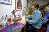Mar�a Jos� Gonz�lez dedica gran parte de su tiempo a confeccionar mu�ecas por encargo. 