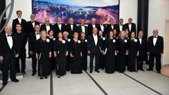 La Coral Costa da Morte, que dirige Isidro Caama�o Trillo, en el centro