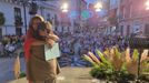 Lola Doporto abrazando a su prima Elena, encargada de presentarla en el pregn de las Festas do Cristo en O Barco de Valdeorras