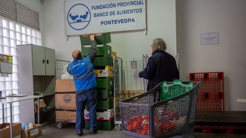 Voluntarios en la sede del Banco de Alimentos de Pontevedra