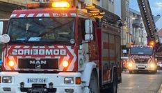 Imagen de archivo de los bomberos de Carballo en una intervenci�n en el casco urbano.