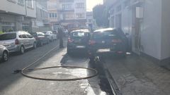 El coche qued� en la acera despu�s de romper la canalizaci�n de gas del edificio n�mero 9