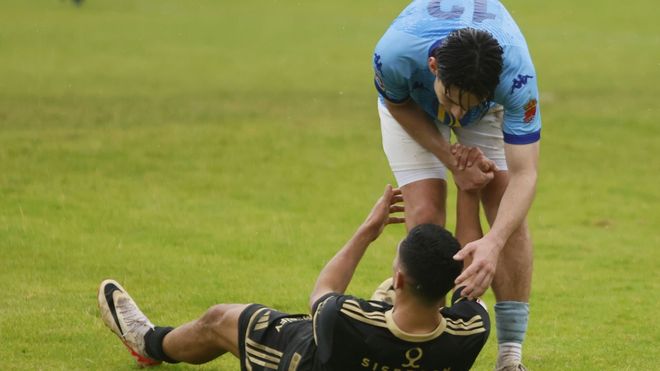 Guisande, consolado por un jugador del Viveiro a la conclusi�n del encuentro