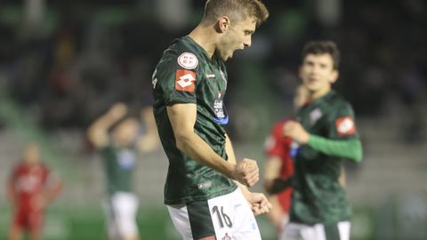 Manzanara celebra una acción en un partido disputado en A Malata.