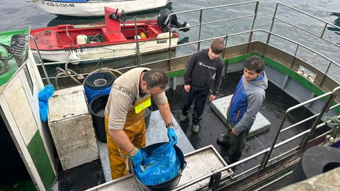 Xabi y Nicol�s fueron dos de los alumnos que realizaron una de las jornadas a bordo de un barco dentro de este proyecto. Concretamente en el Vil�n Uno de Camari�as