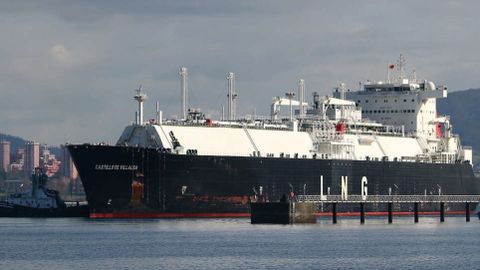 Un buque de la flota de Naviera Elcano atracado cerca de unas instalaciones gassticas