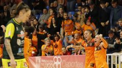 Cami e Irene celebran un gol del Burela ante una jugadora del Poio