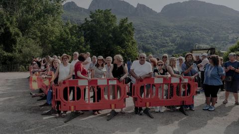 Vecinos esperando la llegada de la reina em�rita.