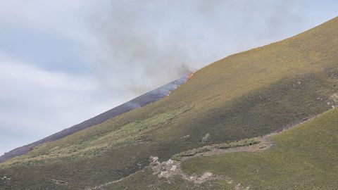Humo en un incendio forestal ya extinguido en Lena