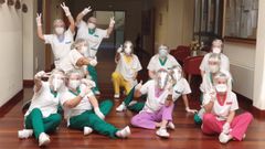 El personal de la residencia San Sim�n, en Cacheiras, se ha empe�ado en afrontar la crisis poni�ndolo humor y sonrisas al gran esfuerzo que est�n realizando