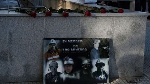 Familiares y compa�eros de los seis mineros fallecidos depositan flores y fotos