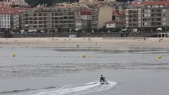 La playa de Silgar, en Sanxenxo, este s�bado, ya con las balizas de se�alizaci�n que protegen la zona de ba�o