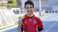 Jes�s Gonz�lez Paderne luce su plata nacional este martes en la pista de A Veiga, en San Cibrao.