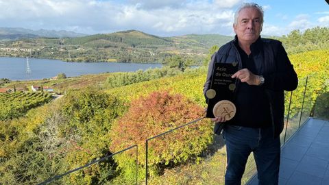 Eduardo Pe�a,�de O Ribeiro, posa con el premio al mejor vino blanco de Galicia que logr� en la Cata dos Vi�os.