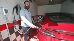 Francisco Vidal pone el enchufe de su casa al servicio de otros conductores de forma gratuita.