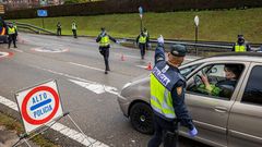 ista de un control de acceso al centro urbano de Oviedo, que desde el fin de semana tiene un cierre perimetral