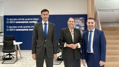 El BBVA renueva su oficina de la plaza del Callao, en Ferrol.�En la foto, Daniel Miguel, Guadalupe Hern�ndez y Gonzalo Grasa.