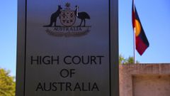 La sede del Tribunal Supremo de Australia en Canberra junto a la bandera aborigen