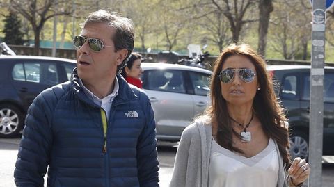 Paco González, acompañado de su mujer durante el juicio