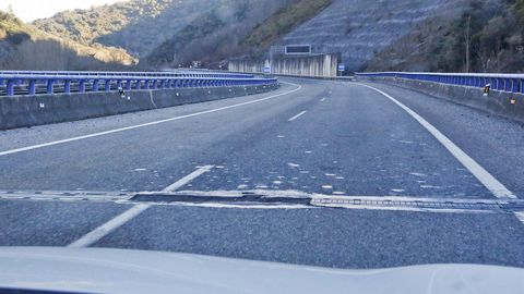 Una junta en mal estado en un tramo de la salida de Trabadelo