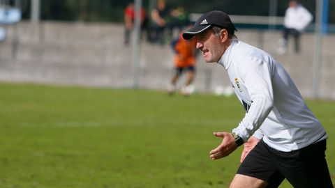 Anquela Real Oviedo Horizontal.Anquela da rdenes durante un entrenamiento