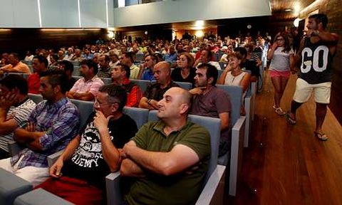 El patio de butacas del auditorio isle�o se llen� de productores de todos los puertos. 