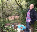 La basura cae por el talud al r�o Mendo en Trasanquelos. 