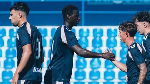 �scar Marcos y Seyni Ndiaye, celebrando el gol del Celta Fortuna ante el Vizela en presencia de �lvaro Mar�n�y Quique Ribes.