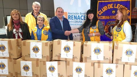 A la entrega de alimentos y productos de higiene acudieron Pilar Vzquez, presidenta del club; Paula Gundn, presidenta del consejo de Espaa; el doctor Pernas; Mari Carmen Paredes, Pier y una colaboradora de Renacer.