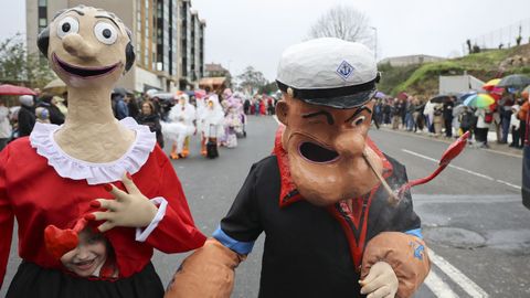 Paco Otero, disfrazado de Popeye, junto a su nieta Paula, vestida de Olivia