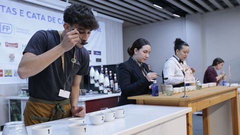 Participantes en el certamen de cata de caf�s que se celebra en el IES de Foz