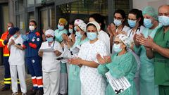 Trabajadores del servicio de urgencias del Hospital Montecelo, de Pontevedra, durante un minuto de silencio por las v�ctimas de la pandemia convocado por Semes el 24 de abril