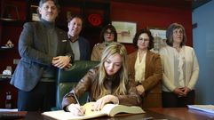 La conselleira de Pol�tica Social firm� en el libro del Ayuntamiento de Ortigueira, en presencia del alcalde, Valent�n Calv�n, y otros representantes municipales.