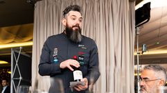 Marcos Eir� trabaja como sumiller en el restaurante Miguel Gonz�lez, de Ourense