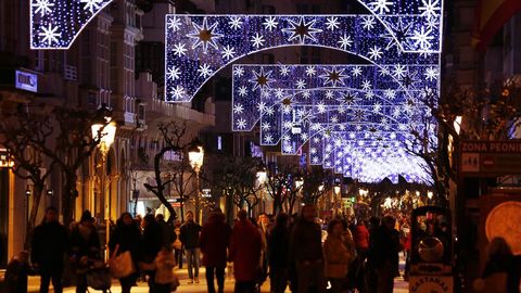 LUCES DE NAVIDAD EN OURENSE.En la ciudad, el alumbrado navideo se encendi en la vspera del puente de la Constitucin