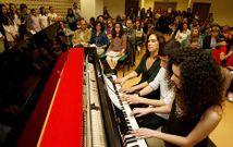 Luc�a y Andr�s Bouzas tocaron acompa�ados por su profesora, Mar�a Paz Fern�ndez.