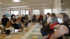 Sala de espera de la unidad de vacunaci�n en el Hospital P�blico da Mari�a, en Burela