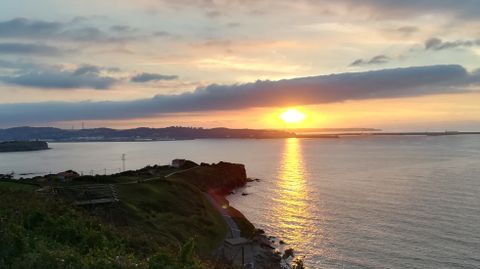 Atardecer sobre El Musel, en Gij�n