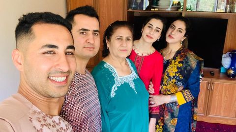 Ahmad Fayaz, en una  foto familiar con sus hermanos y su madre, que trabajaba en el Ministerio de Igualdad