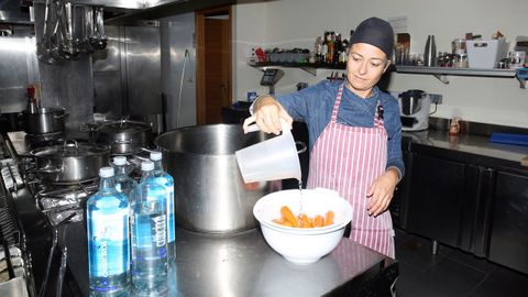 Los negocios hosteleros tienen que usar agua embotellada para lavar y cocinar los alimentos