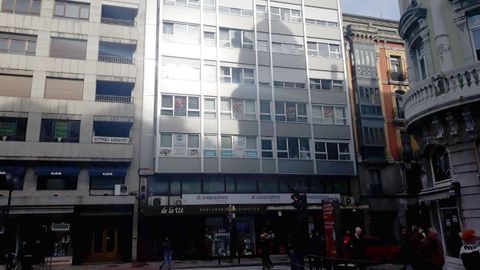 Edificio de la calle Melqu�ades �lvarez de Oviedo donde se ha producido el incendio