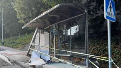 Imagen de la marquesina que qued� destrozada tras la colisi�n del veh�culo