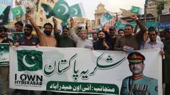 Comerciantes portan una pancarta en honor al mariscal de campo pakistan� Syed Asim Munir y ondean banderas pakistan�es durante una manifestaci�n en apoyo a Ir�n y al liderazgo militar de Pakist�n en Hyderabad.