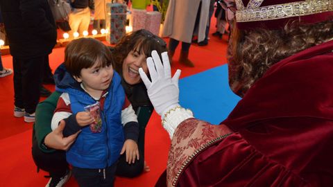 Los Reyes Magos acudieron a Sanxenxo a saludar a los m�s peque�os